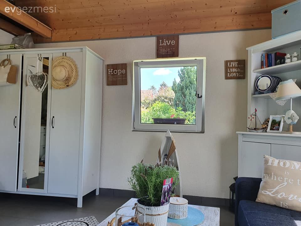 Salon, Beyaz, Gri, Kırlent, Ev tekstili, Vestiyer, Abajur, Aydınlatma, Ev bitkisi, Deniz temalı dekorasyon(coastal), Tavan dekorasyon, Kitaplık