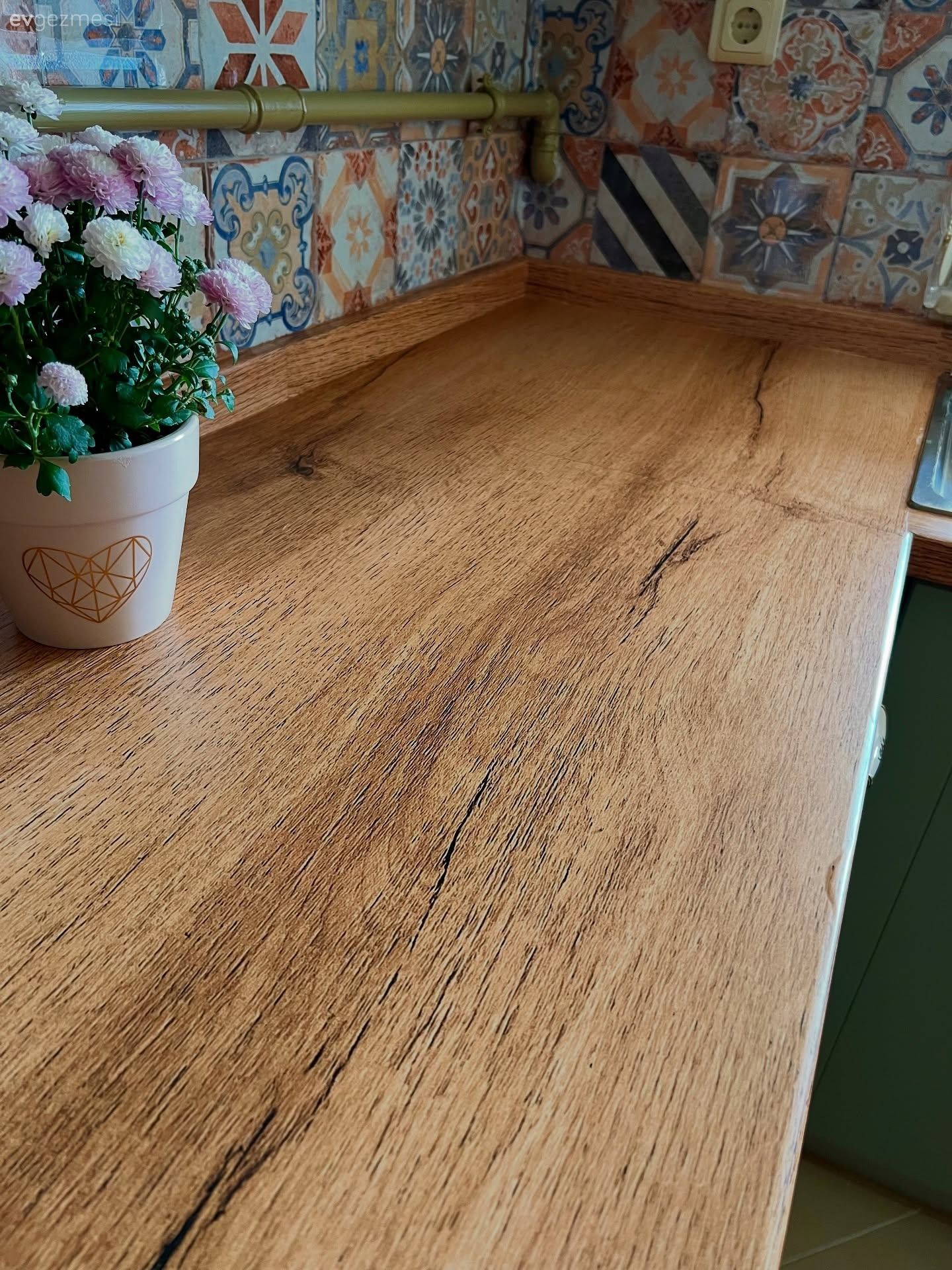 Kahverenginin Yeşile Geçiş Yaptığı Bu Mutfak İlham Dolu