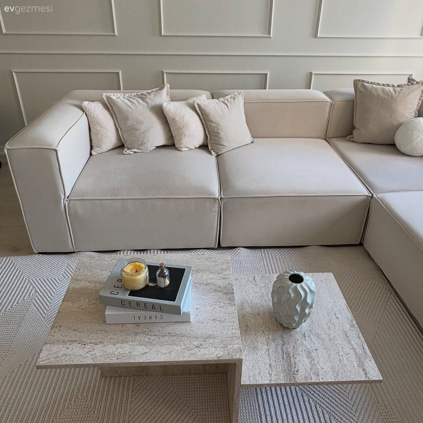 Köşe koltuk, Koltuk takımı, Beyaz, Krem, Bej, Duvar çıtalama, Kırlent, Ev tekstili, Orta sehpa, Sehpa, Halı, Salon halısı, Dekoratif Objeler