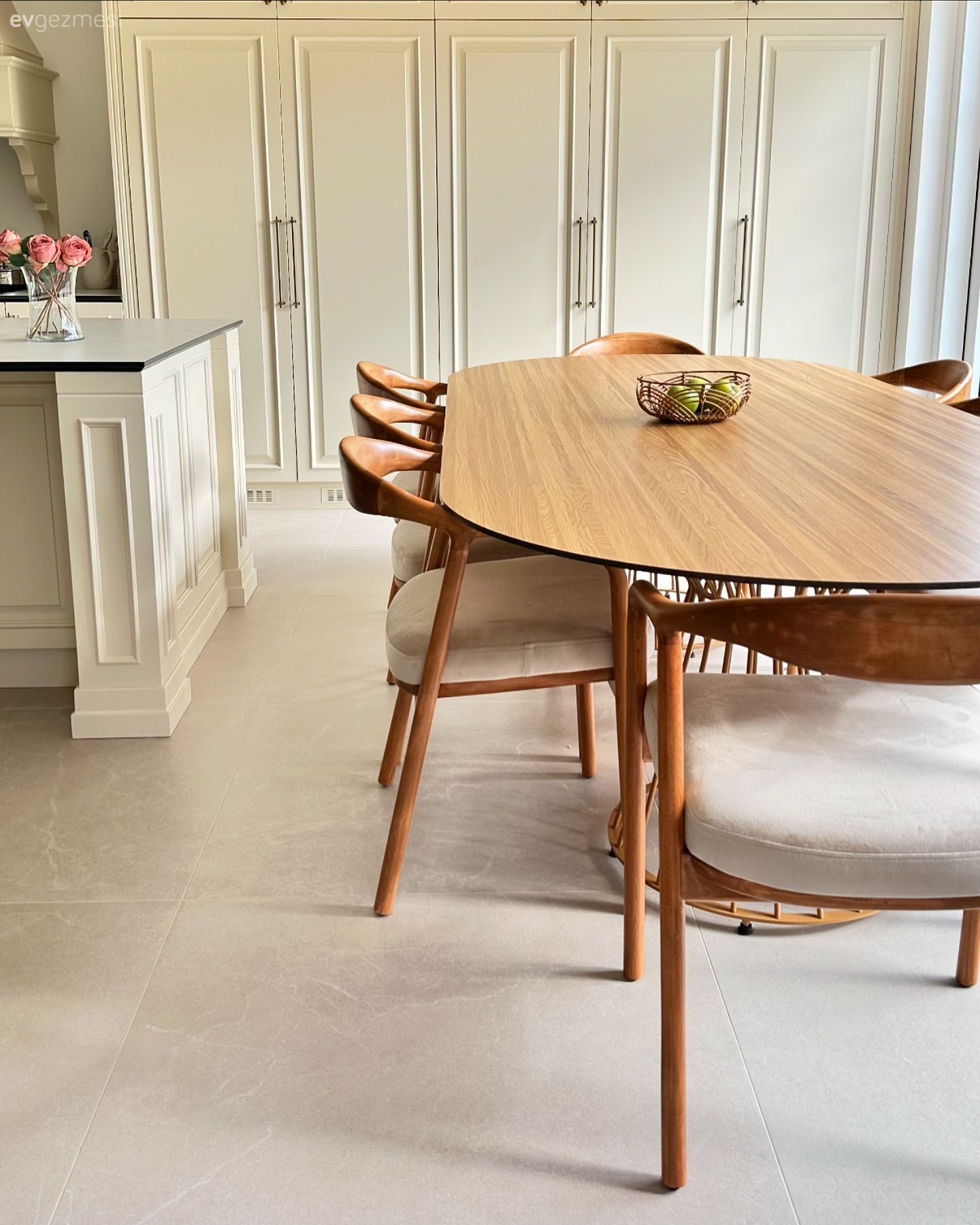 Cam Kapaklı Dolaplar Mutfağın Estetiğine Katkı Sağlamış!