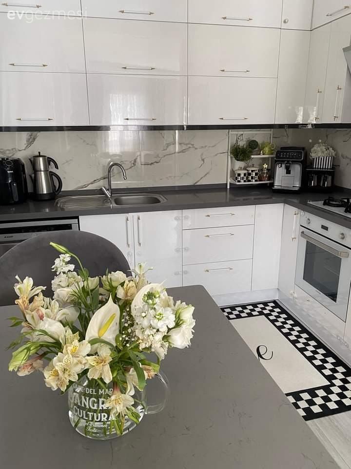 Mutfak, Beyaz, Gri, Mutfak tezgahı, Mutfak tezgah arası, Tezgah arası doğal taş, Mutfak halısı, Sandalye, Mutfak masası, Çerçeve, Mutfak aksesuarları, Modern, Siyah- Beyaz