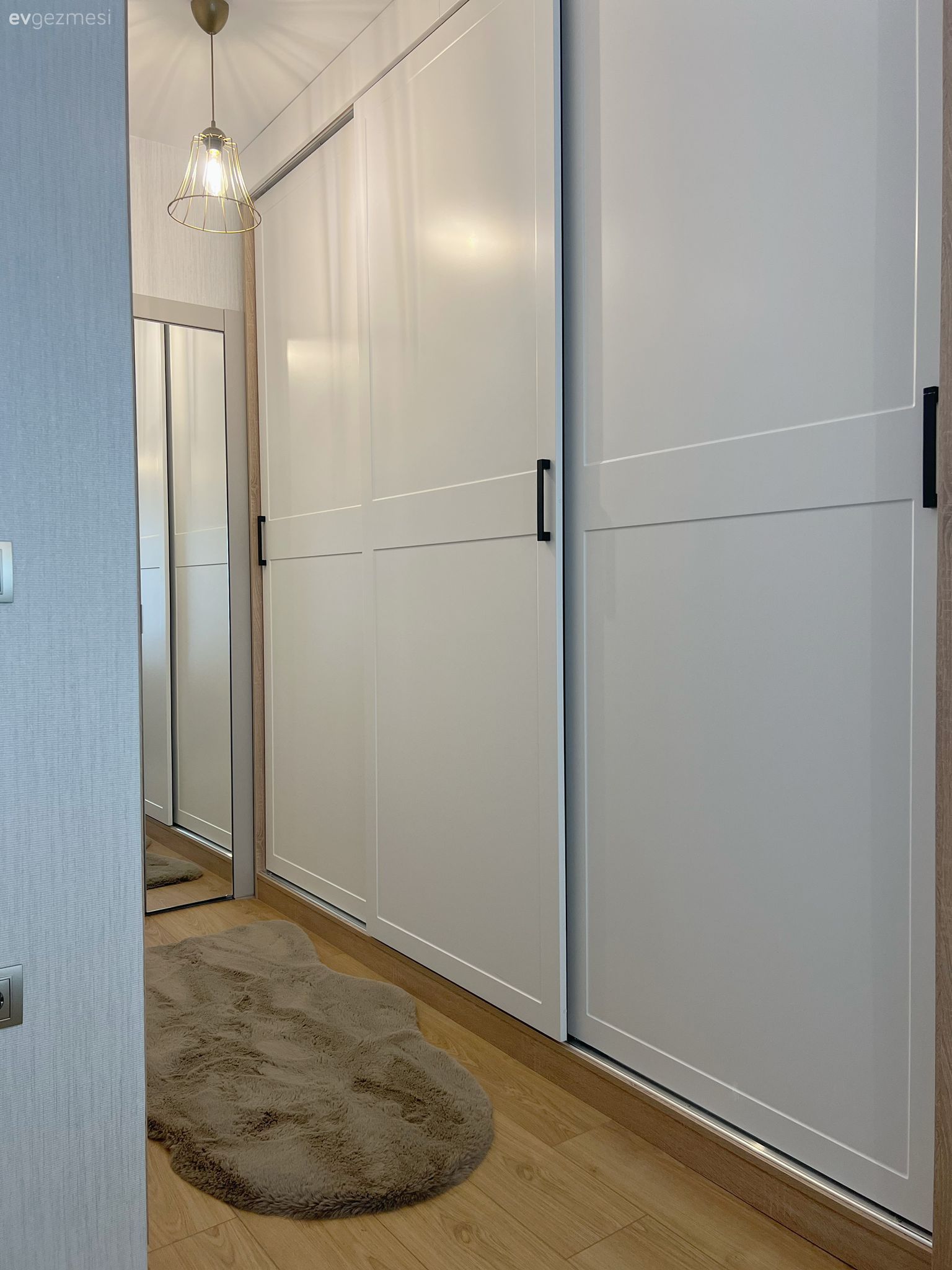 Bu Ankara Evi Beyazlıktan Ferahlık Turuncudan da Neşe Almış