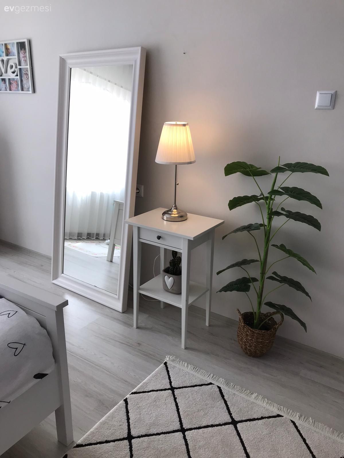 Beyaz, Siyah, Boy aynası, Ayna