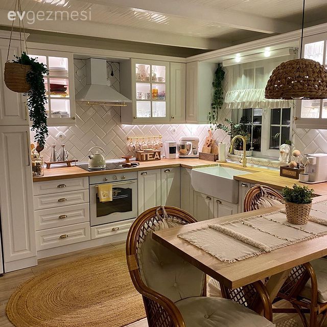 Mutfak, Country mutfak, Beyaz, Beyaz ve ahşap mutfak, Shaker kapaklı dolaplar, Mutfak tezgah arası, Mutfak tezgahı, Tezgah arası seramik, Pencere önü eviye, Eviye , Mutfak perdesi, Davlumbaz, Jüt halı, Halı, Hasır sandalye, Masa örtüsü, Ev tekstili, Mutfak masası, Ada mutfak, Hasır avize, Ev bitkisi, Mutfak aksesuarları