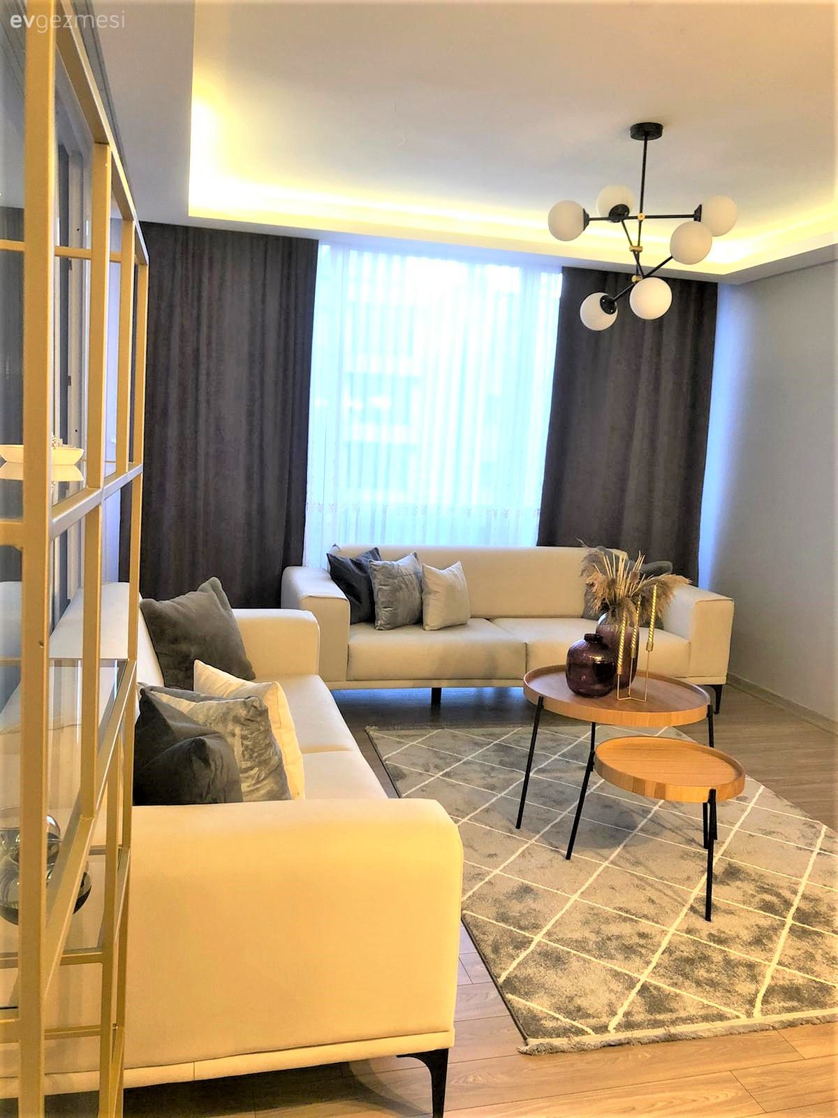 Salon, Modern, Koltuk takımı, Beyaz koltuk, Füme, Fon perde, Perde, Tül perde, Halı, Salon halısı, Avize, Aydınlatma, Salon avizesi, Orta sehpa, Sehpa, Kırlent, Ev tekstili