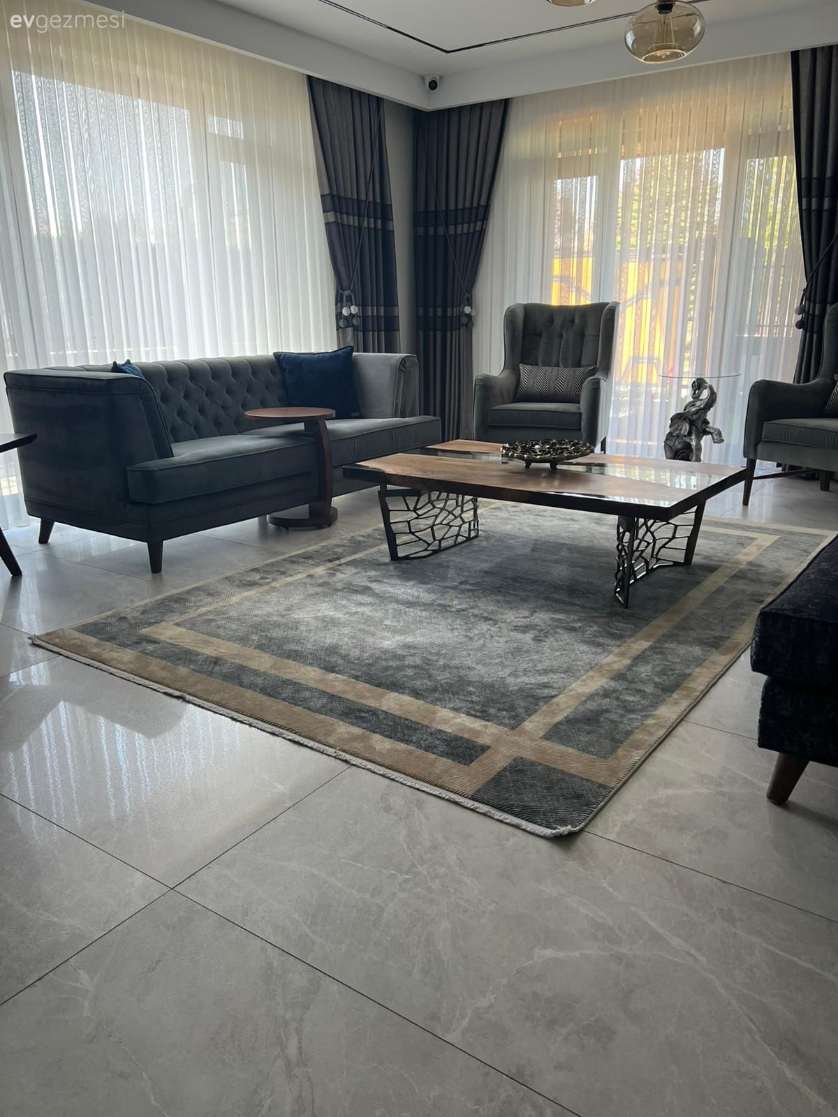 Salon, Modern, Antrasit  , Gri, Beyaz, Ahşap Mobilya, Koltuk takımı, Berjer, Fon perde, Perde, Tül perde, Orta sehpa, Sehpa, Masif ahşap, Yan sehpa, Halı, Salon halısı, Kırlent, Ev tekstili