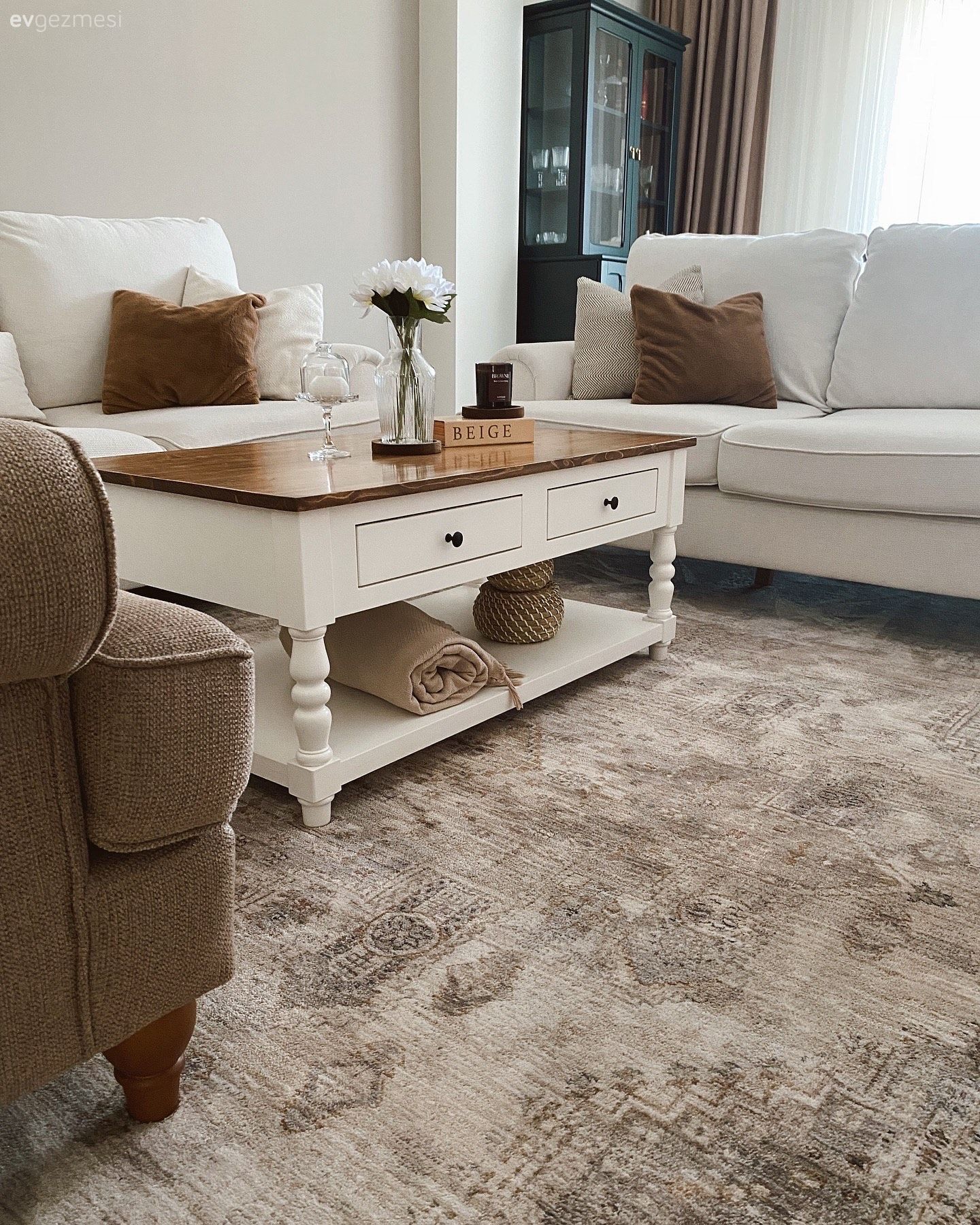 Bu İskandinav Evde Kahverengi ve Beyaz Uyumu Hakim