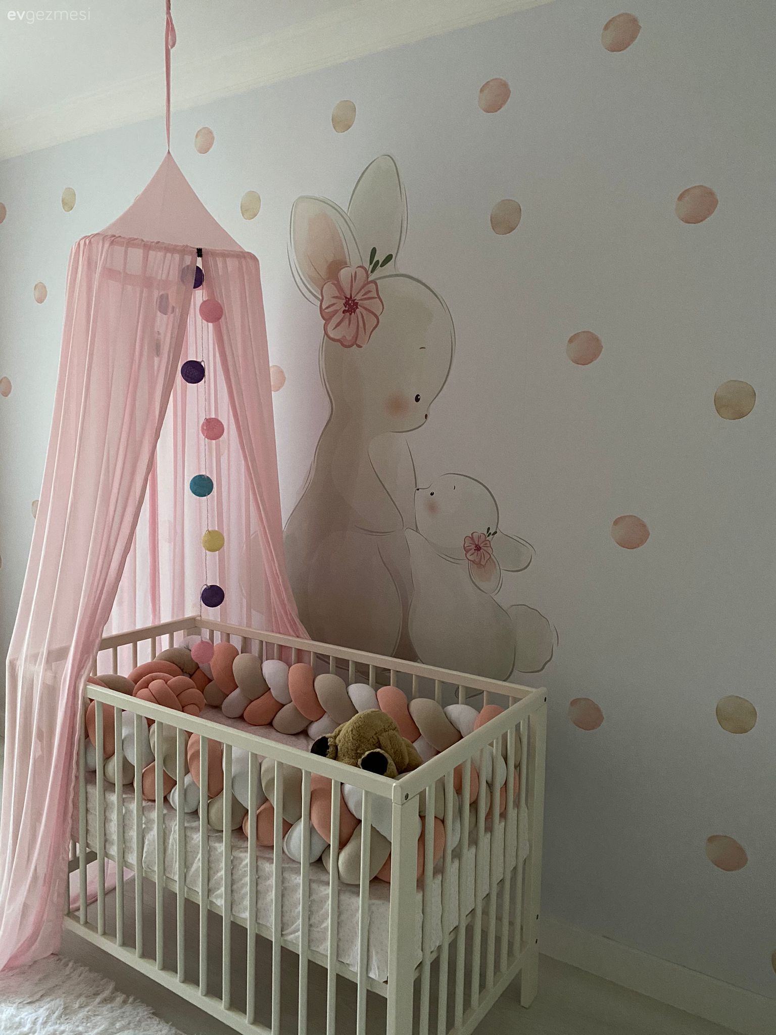 Çocuk Odası, Beyaz, Pudra pembe, Krem, Duvar kağıdı, Duvar dekorasyonu, Çocuk odası duvar dekorasyonu, Çocuk odası halısı, Çocuk odası perdesi, Beşik, Bebek odası, Cibinlik, Çocuk odası aydınlatması