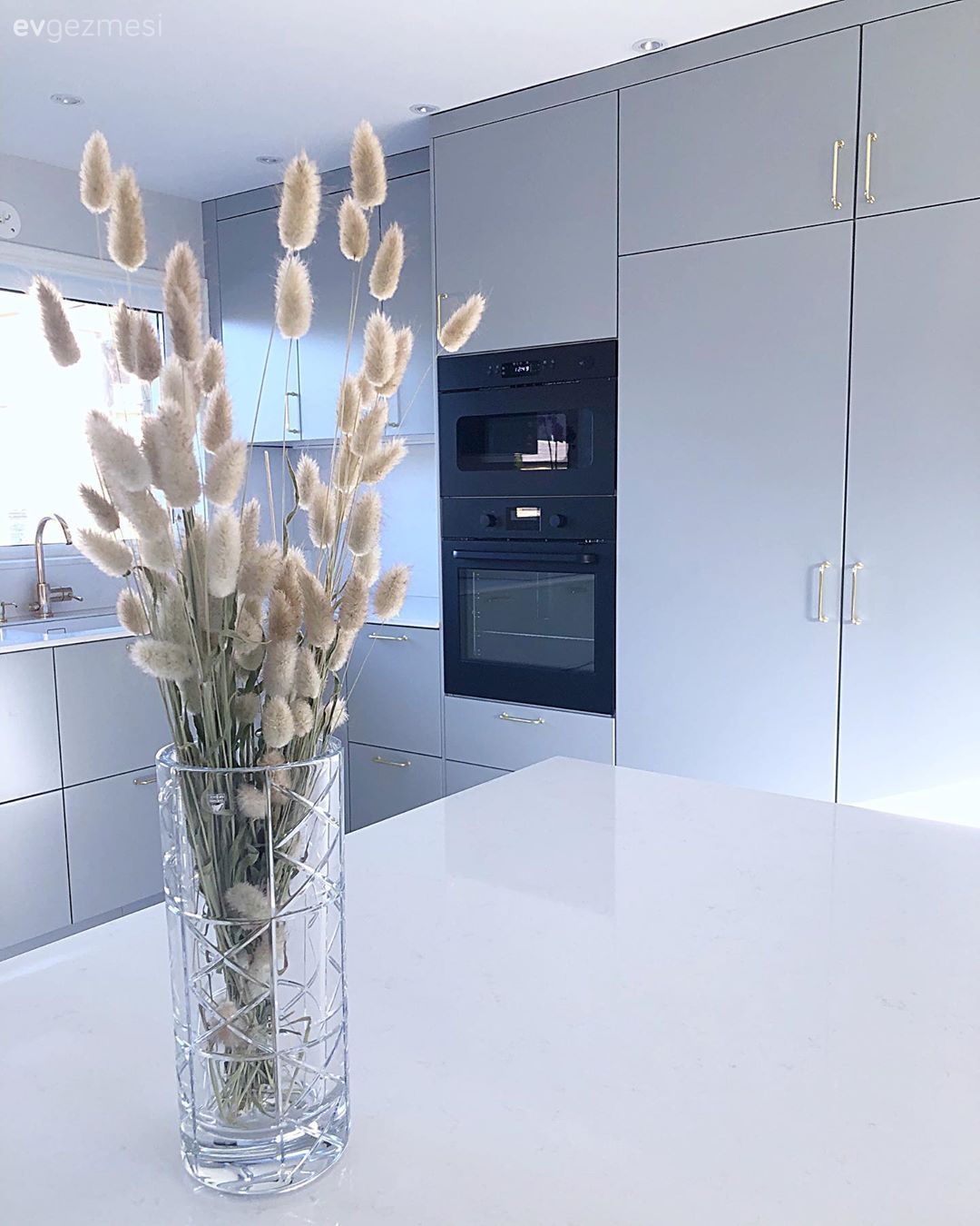 Lacivert, Altın ve Buz Mavisi: Uyumun Dorukta Olduğu Bir Dekor