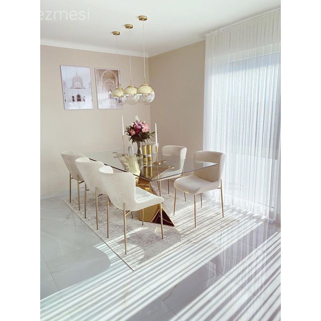 Yemek Odası, Sandalye, Yemek masası, Altın, Sarkıt, Aydınlatma, Yemek odası avizesi, Çerçeve, Duvar panosu, Duvar dekorasyonu, Tül perde, Perde, Vazo, Ev Aksesuar