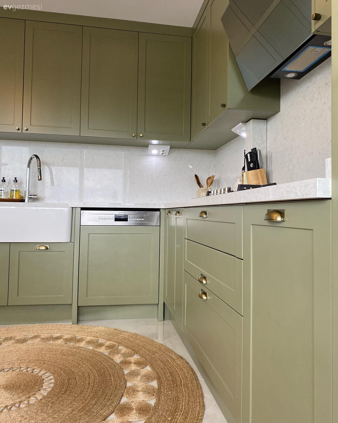 Mutfak, Country, Country mutfak, Yeşil, Beyaz, Mutfak tezgahı, Mutfak tezgah arası, Mutfak aksesuarları, Eviye , Shaker kapaklı dolaplar, Davlumbaz, Mutfak halısı, Jüt halı, Halı