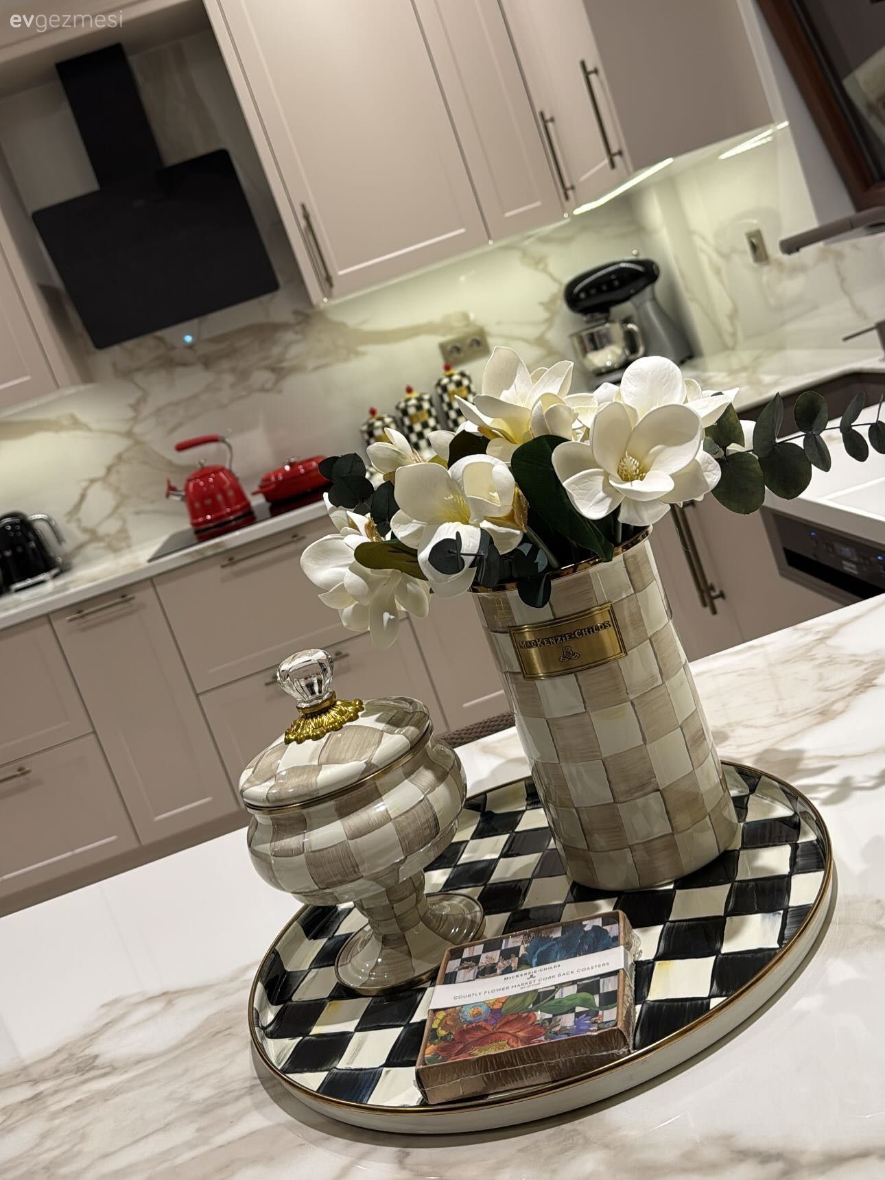 Mutfak, Bej, Beyaz, Mutfak tezgahı, Mutfak tezgah arası, Siyah, Mutfak aksesuarları, Davlumbaz, Porselen tezgah