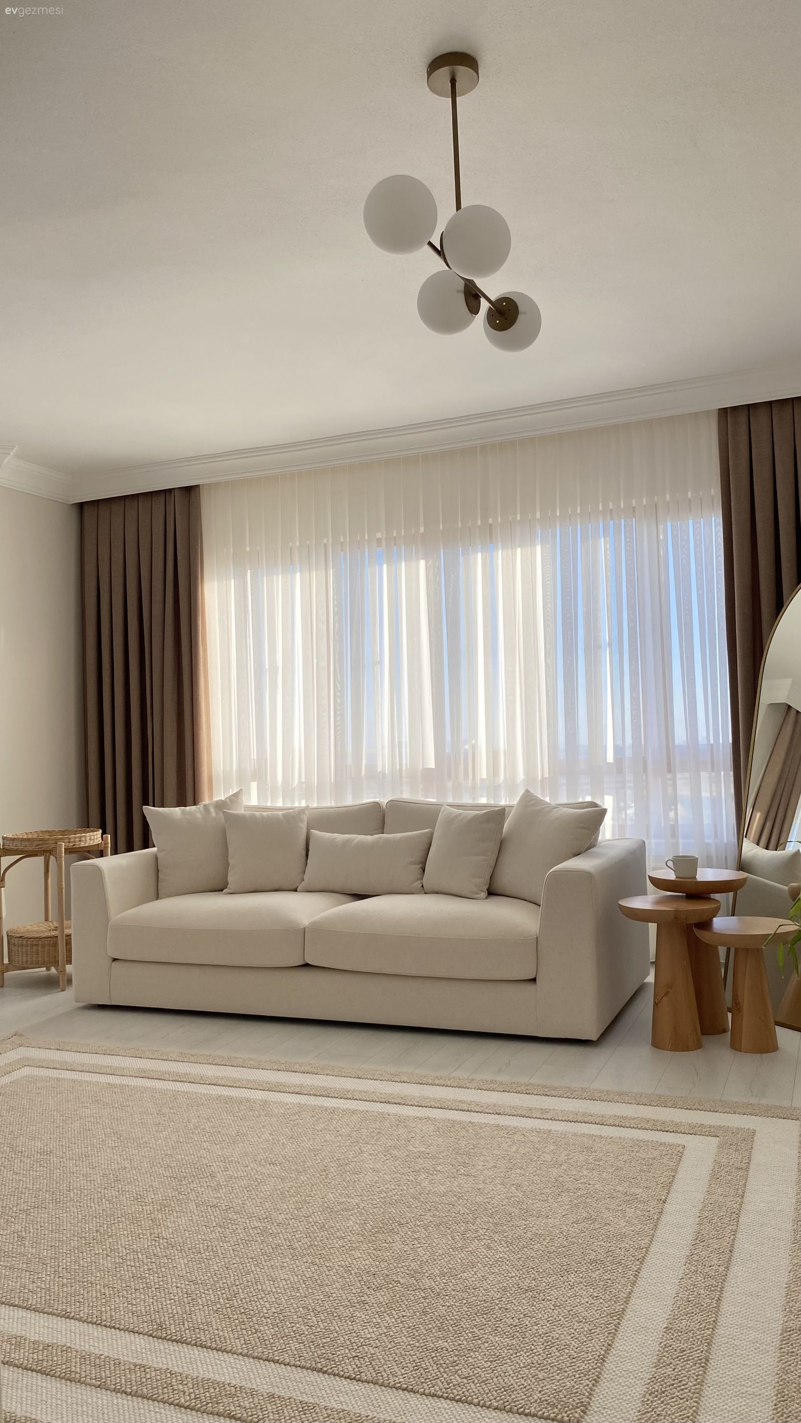 Salon, İskandinav, Beyaz, Bej, Kahverengi, Ahşap Mobilya, Fon perde, Perde, Tül perde, Koltuk takımı, Halı, Salon halısı, Yan sehpa, Sehpa, Boy aynası, Ayna, Avize, Aydınlatma