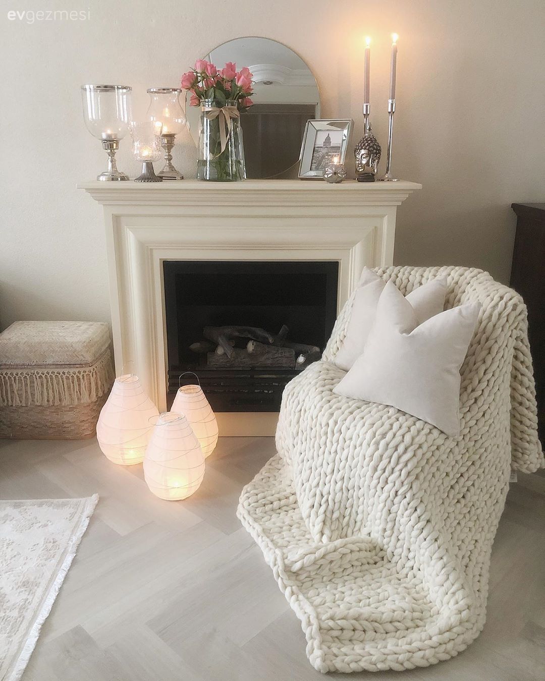 Şömine, Beyaz, Fener, Ev Aksesuar, Şamdan, Yuvarlak ayna, Dekoratif ayna, Vazo, Çiçekler, Kırlent, Ev tekstili