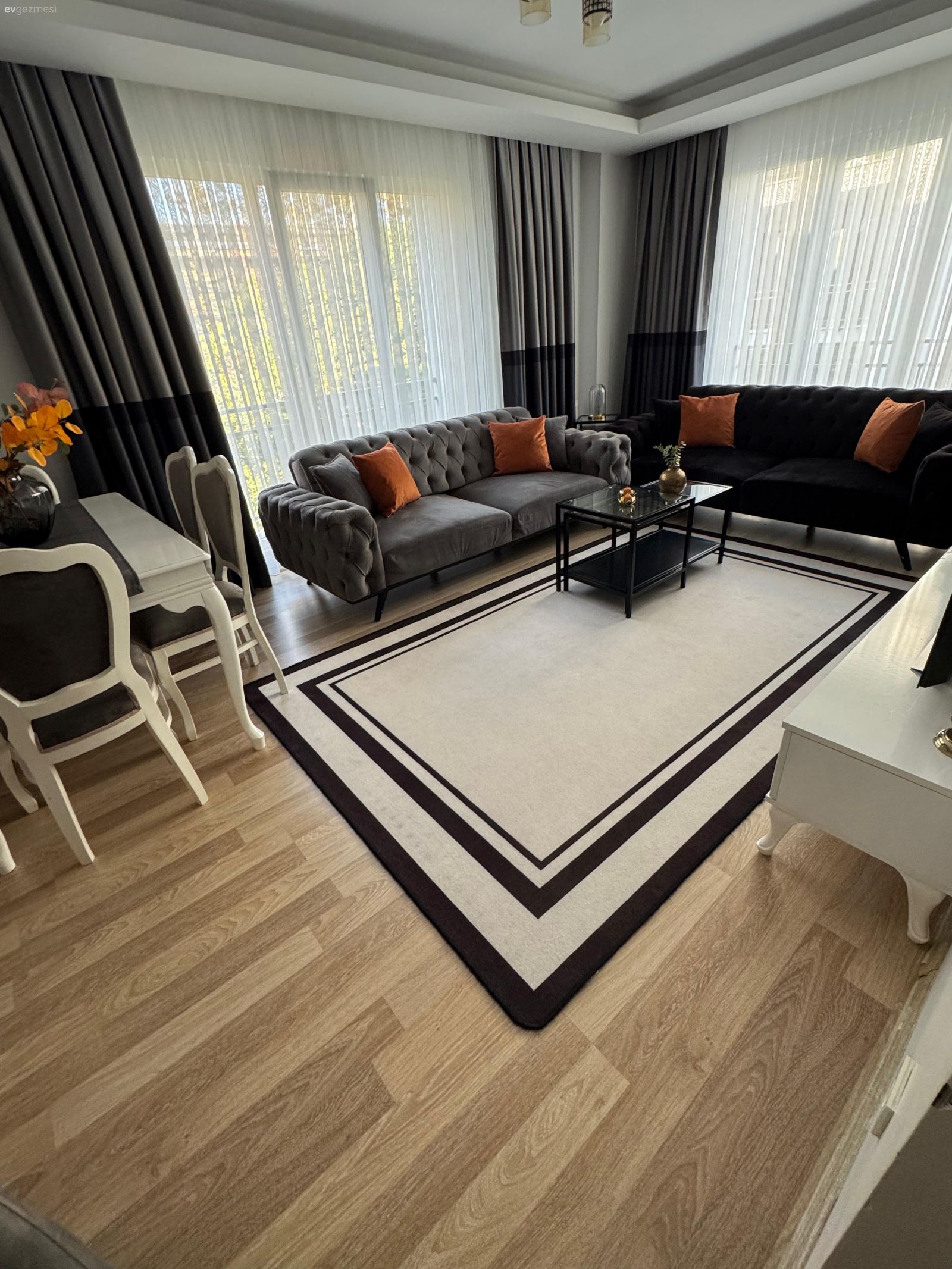 Salon, Modern, Gri, Fon perde, Perde, Tül perde, Koltuk takımı, Turuncu, Orta sehpa, Sehpa, Halı, Salon halısı, Sandalye, Yemek masası, Parke, Tv ünitesi, Tv ünitesi aksesuarları, Ev Aksesuar