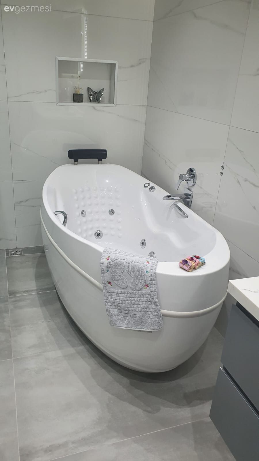 Bu Antalya Evinde Modern Stil Canlı Vurgularla Albeni Kazanmış!