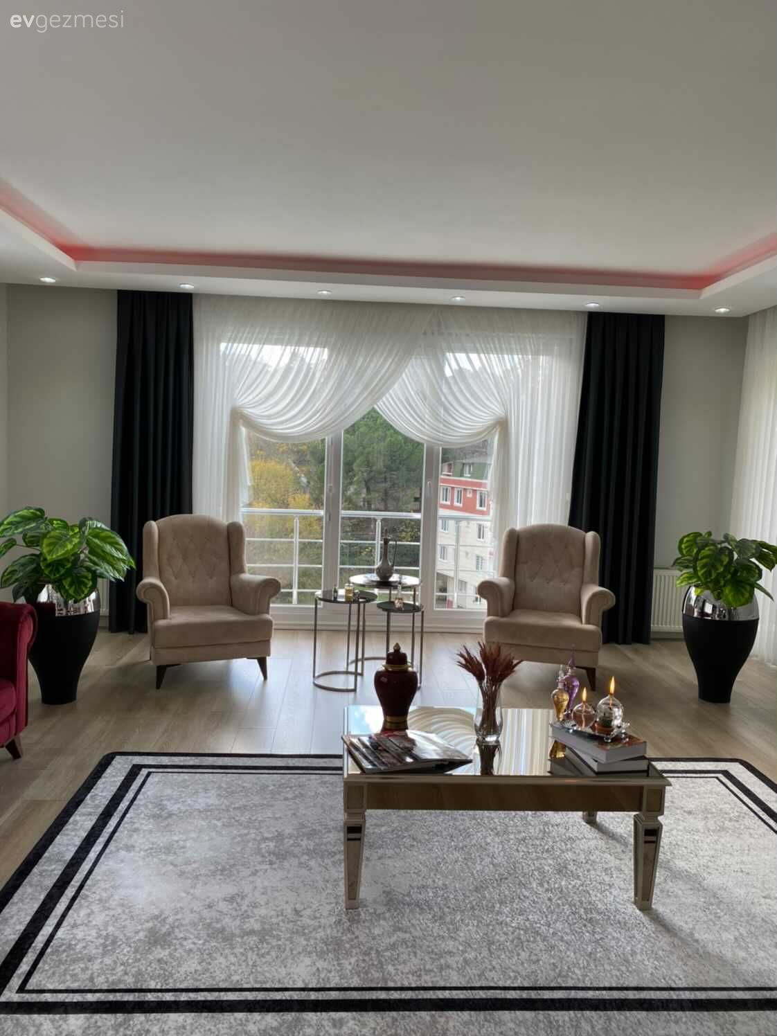 Bu İstanbul Evinde Metalin Farklı Suretleri Bordoyla Karıştırılmış