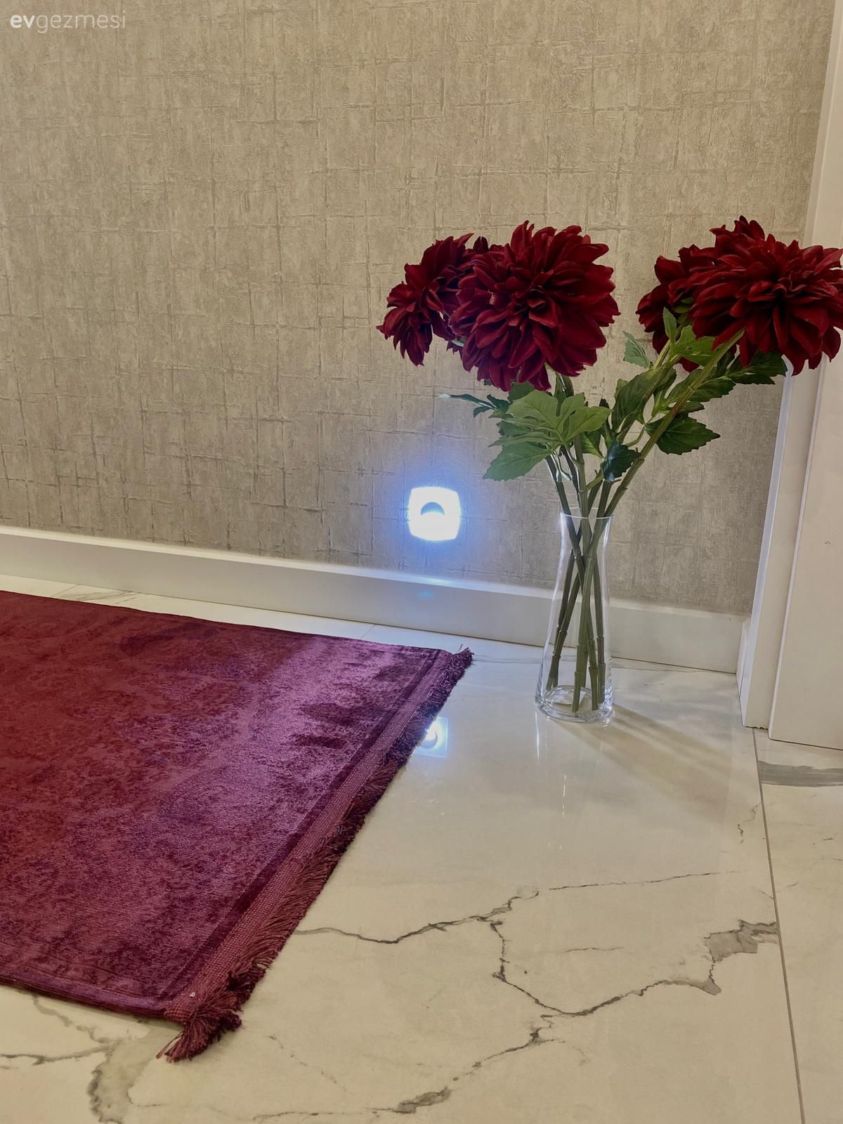 Antre, Beyaz, Kırmızı, Ayna, Antre halısı, Dresuar, Vazo, Ev Aksesuar, Çiçekler