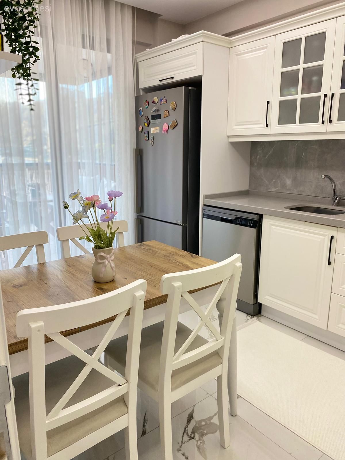 Mutfak, Modern, İskandinav, Mutfak tezgahı, Mutfak tezgah arası, Gri, Sandalye, Mutfak sandalyesi, Mutfak masası, Mutfak tülü, Mutfak perdesi, Mutfak halısı