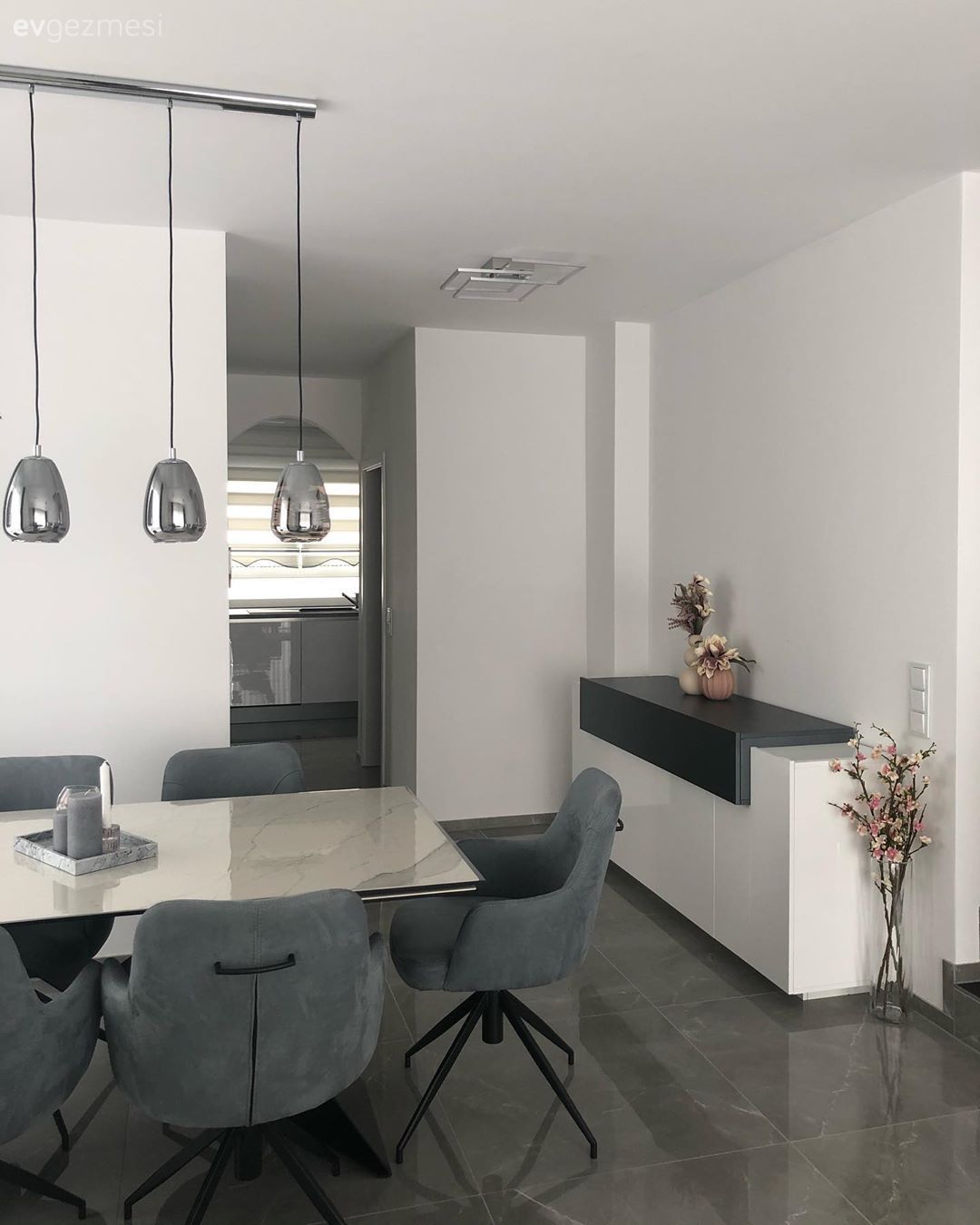 Dubleks evler, Sandalye, Yemek Odası, Modern, Beyaz, Yemek odası avizesi, Tablo, Duvar dekorasyonu, Konsol, Zemin seramikleri, Sarkıt, Aydınlatma