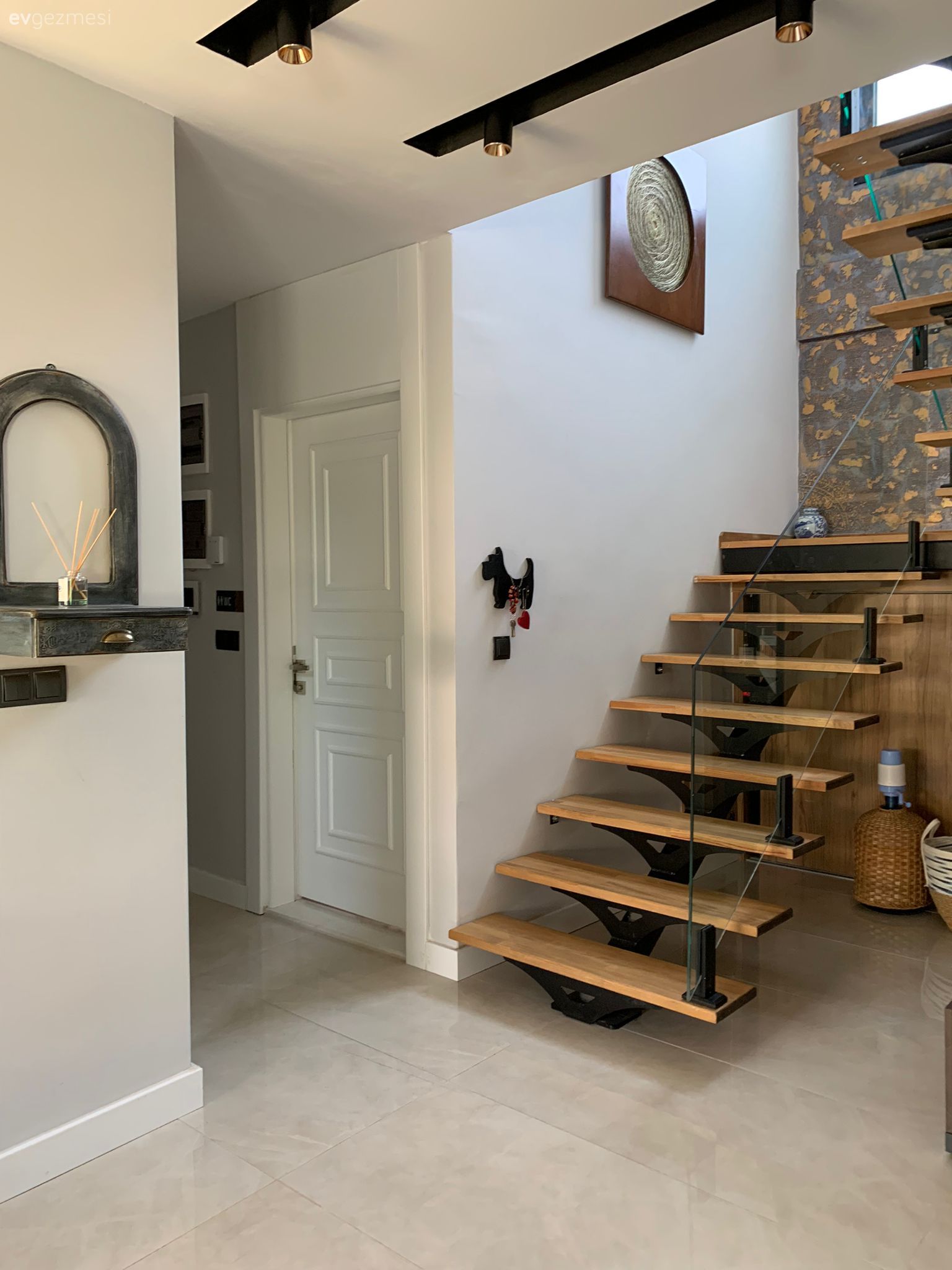 Kuşadası'ndaki Bu Evde Doğal Materyaller Koyu Pigmentlerle Buluşmuş!