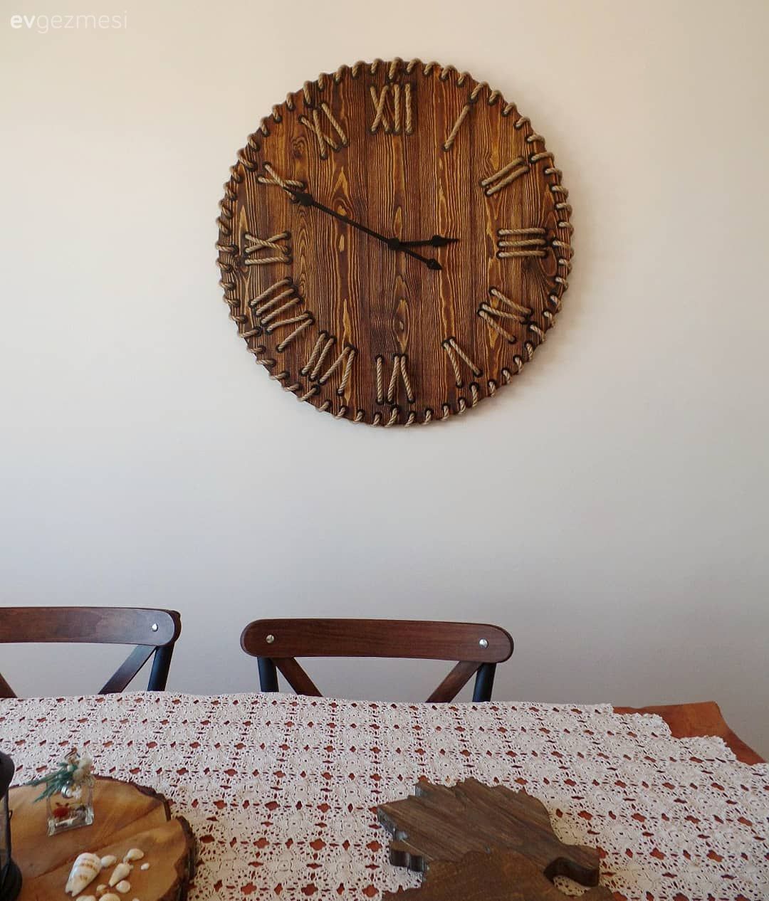 Yemek Odası, Sehpa, Ahşap Mobilya, Yemek masası, Ahşap masa, Duvar dekorasyonu, Masa örtüsü, Duvar saati, Sandalye