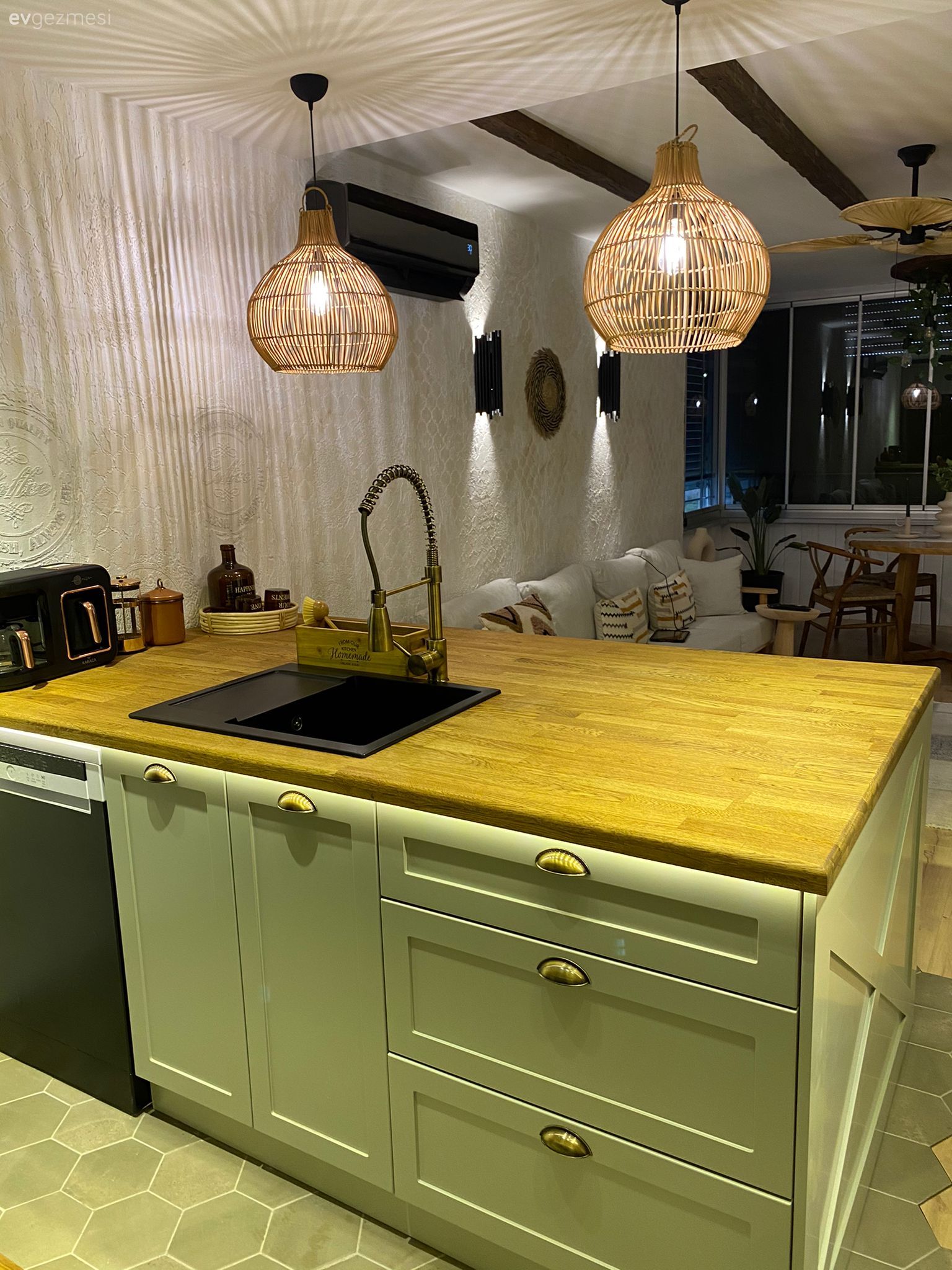 Amerikan Mutfak, Mutfak, Mint yeşil, Beyaz, Ahşap mutfak tezgahı, Mutfak tezgahı, Mutfak tezgah arası, Tezgah arası seramik, Ankastre, Duvar dekorasyonu, Mutfak Avize Modelleri, Spot aydınlatma, Aydınlatma, Shaker kapaklı dolaplar