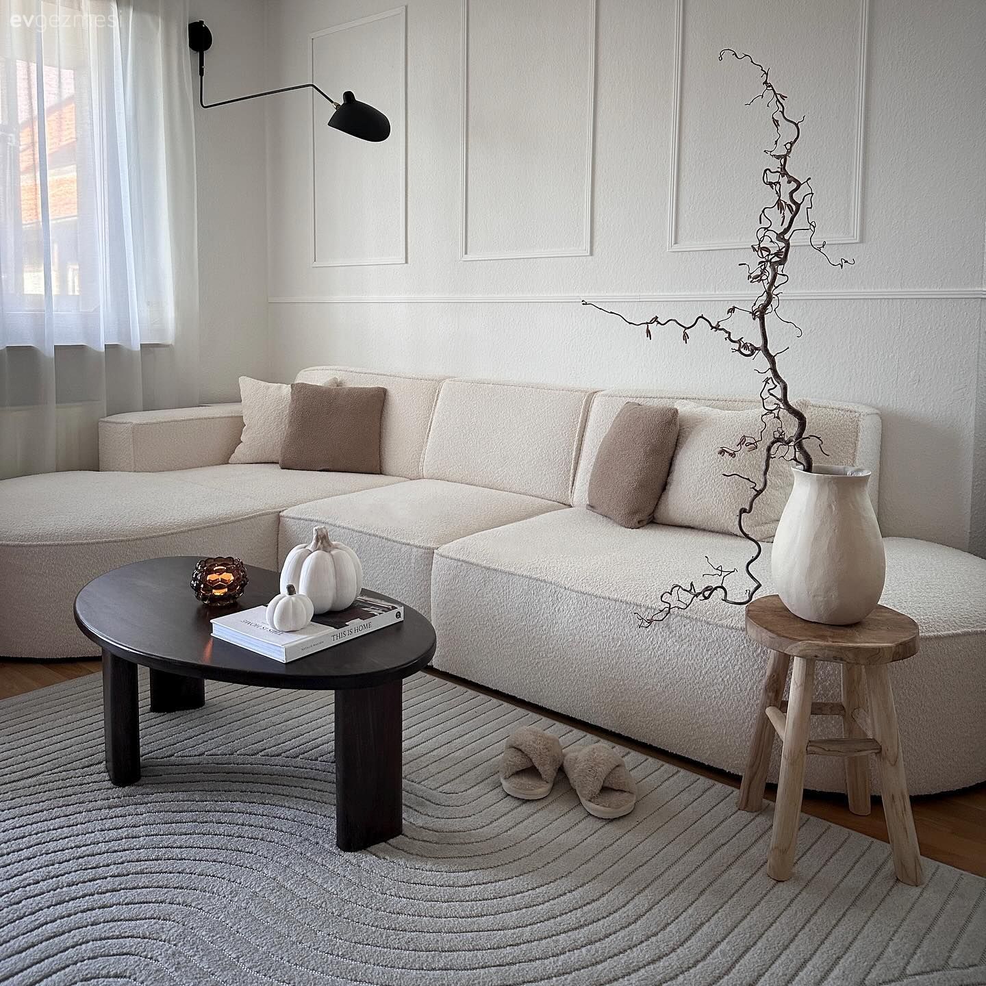 Salon, Modern, İskandinav, Köşe koltuk, Koltuk takımı, Duvar çıtalama, Yuvarlak sehpa, Sehpa, Halı, Salon halısı, Tül perde, Perde, Avize, Aydınlatma, Parke, Vazo, Ev Aksesuar, Yapay çiçekler, Kırlent, Ev tekstili
