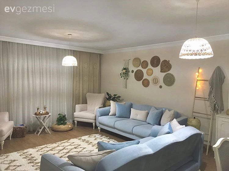 Salon, Modern, Bohem Dekorasyon, Mavi, Beyaz, Koltuk takımı, Berjer, Duvar dekorasyonu, Hasır, Halı, Salon halısı, Geometrik desen, Desenler, Yan sehpa, Sehpa, Hasır puf, Hasır sepet, Dekoratif merdiven, Makrome, Avize, Aydınlatma, Salon avizesi, Fon perde, Perde, Tül perde