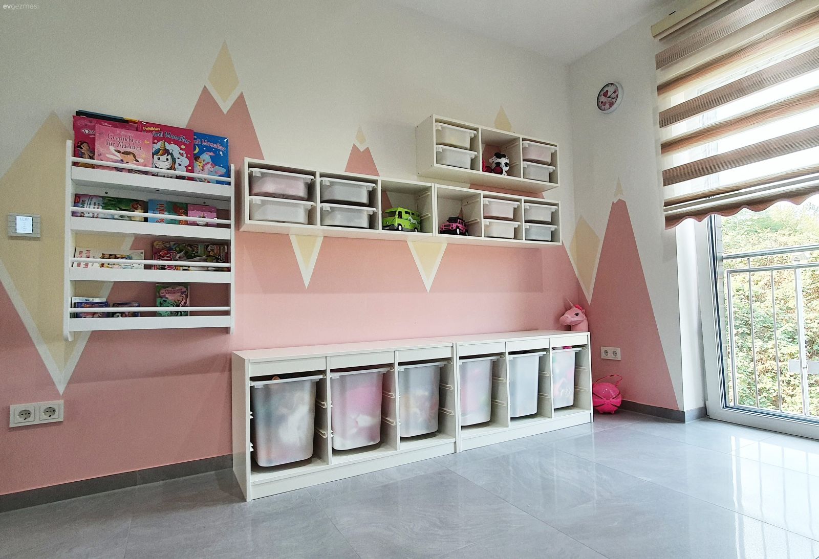 Çocuk Odası, Beyaz, Pembe, Krem, Çocuk odası duvar dekorasyonu, Zebra Perde, Perde, Duvar rafı, Duvar dekorasyonu