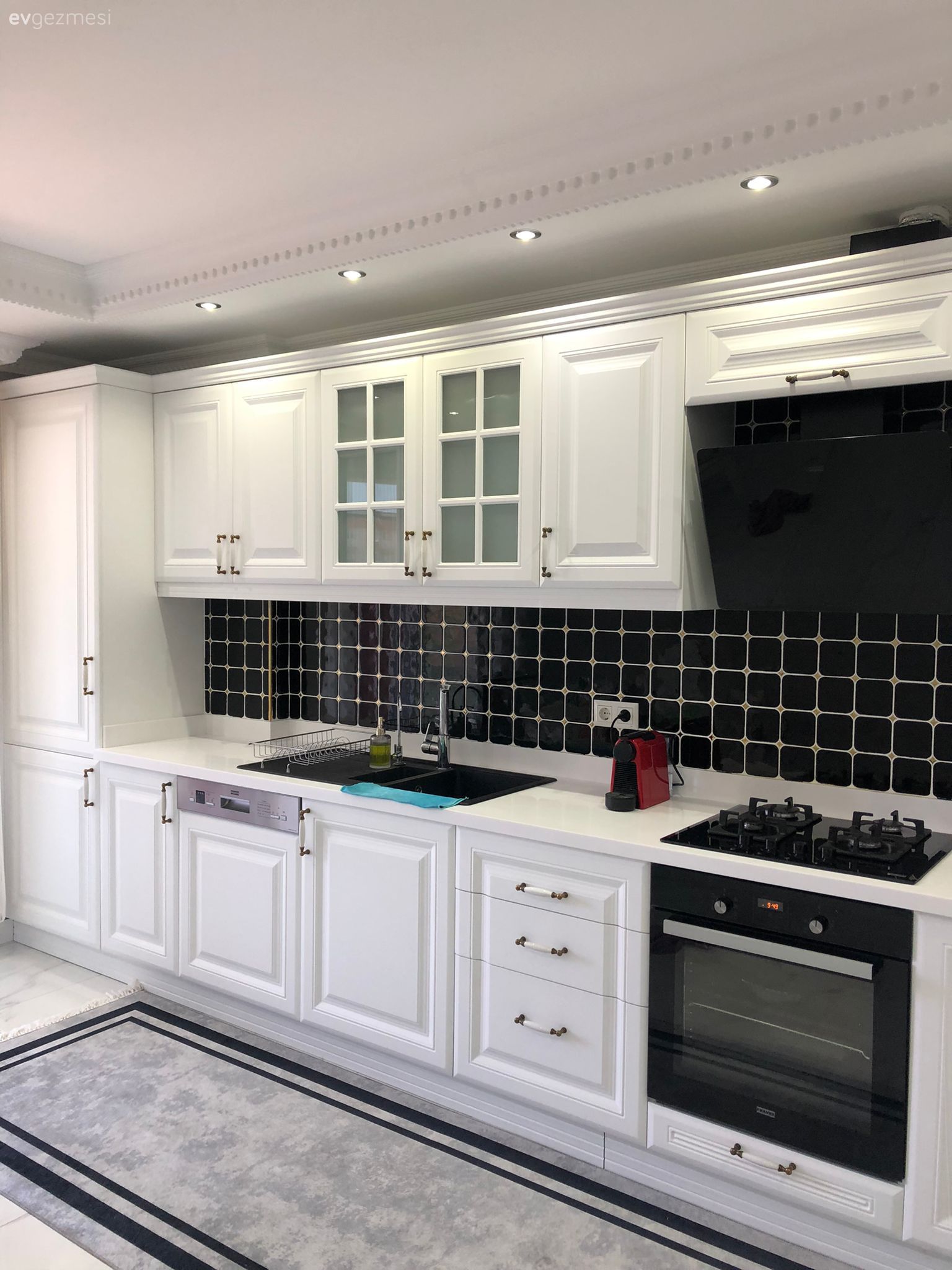 Bu İstanbul Evinde Modern Tasarımlara Hafif Işıltılar Eşlik Etmiş