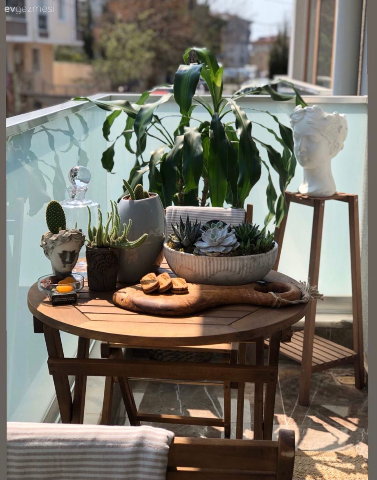 Balkon, Balkon masası, Sandalye, Ev bitkisi