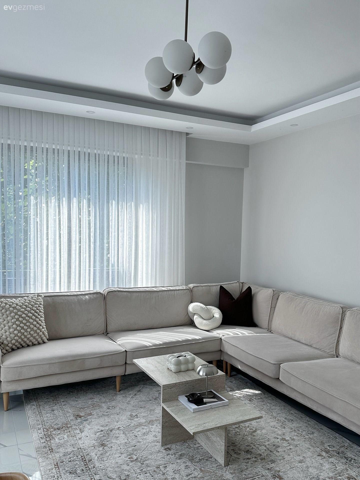 Salon, Modern, İskandinav, Bej, Krem, Gri, Beyaz, Köşe koltuk, Koltuk takımı, Tül perde, Perde, Halı, Orta sehpa, Sehpa, Avize, Aydınlatma, Salon avizesi, Salon halısı