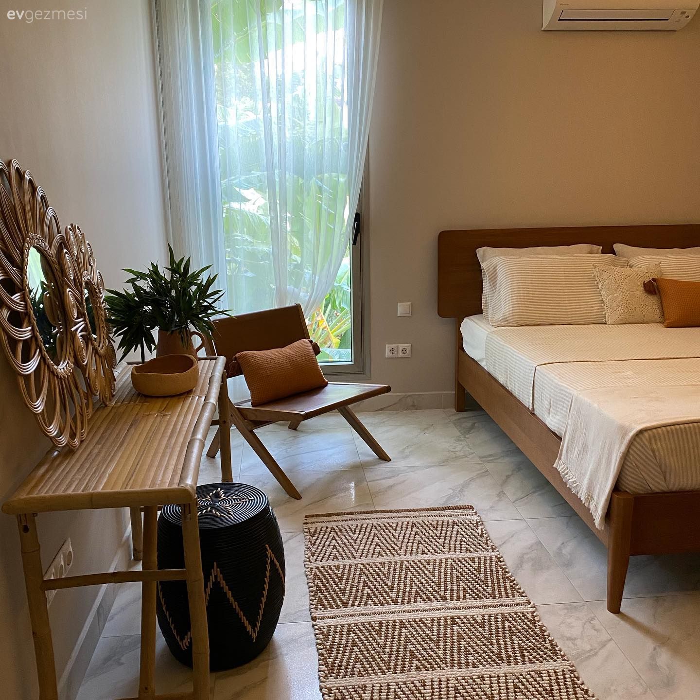 Yatak Odası, Beyaz, Kahverengi, İskandinav, Yatak başlığı, Tül perde, Perde, Makyaj masası, Puf