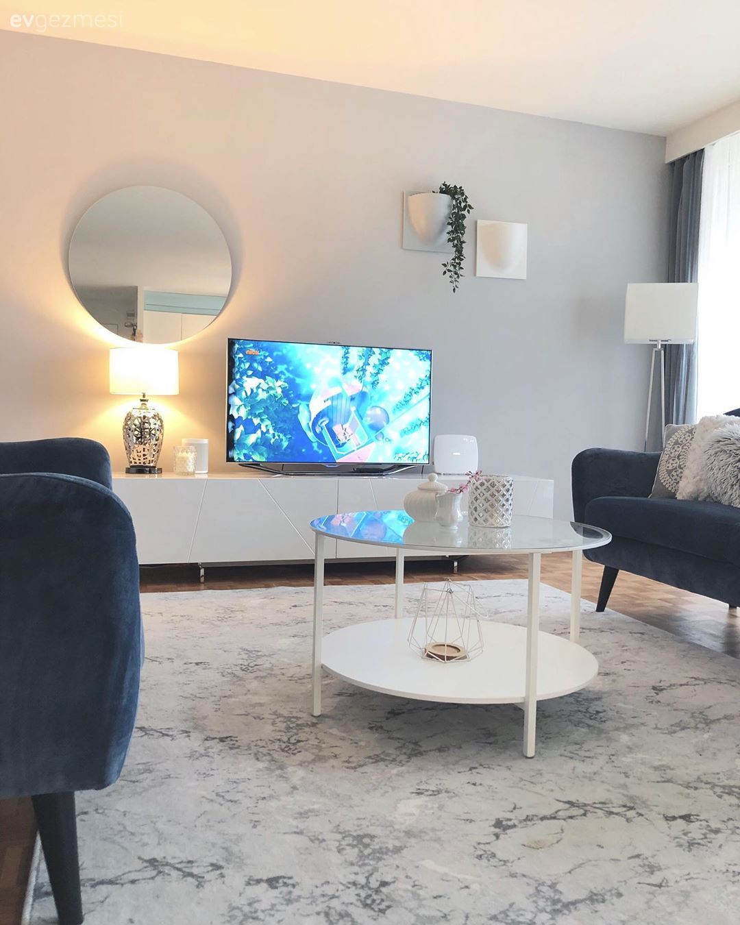 Salon, Modern, Gri duvar, Yeşil, Siyah, Beyaz, Koltuk takımı, Tv ünitesi, Tv ünitesi aksesuarları, Ev Aksesuar, Yuvarlak ayna, Dekoratif ayna, Tablo, Duvar dekorasyonu, Lambader, Aydınlatma, Parke, Halı, Salon halısı, Orta sehpa, Sehpa, Sehpa üstü aksesuarı, Dekoratif Objeler, Metal ayaklı sehpa, Abajur