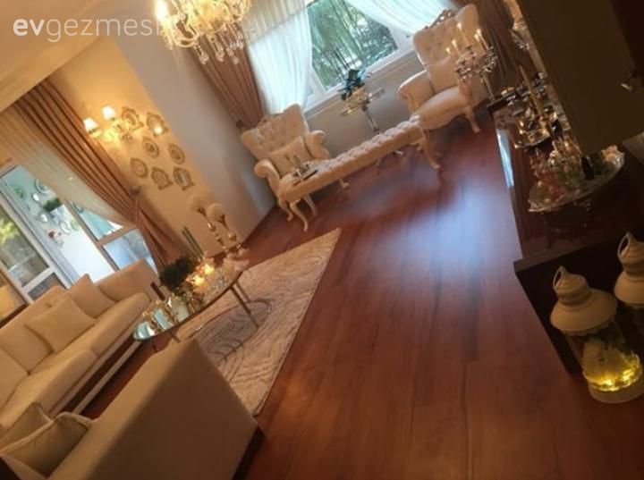 Bu Şık Salon Işıltılı Olduğu Kadar Ferah Da!