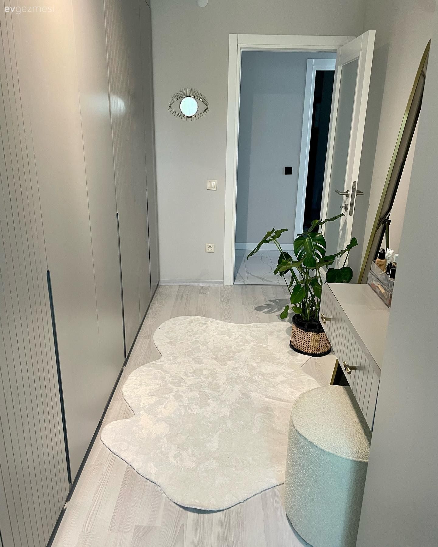 Giyinme odası, Boy aynası, Ayna, Gri, Ev bitkisi, Modern, Beyaz, Peluş, Puf