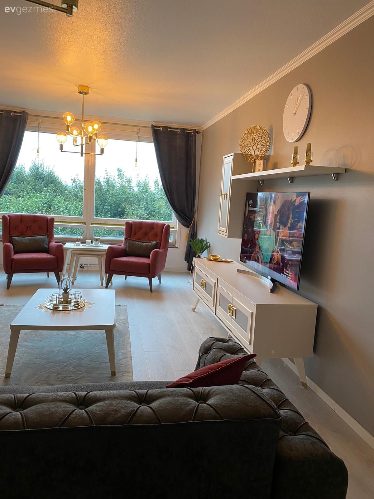 Salon, Modern, Füme, Gri, Koltuk takımı, Berjer, Tv ünitesi, Tv ünitesi aksesuarları, Ev Aksesuar, Avize, Aydınlatma, Salon avizesi, Parke, Fon perde, Perde, Orta sehpa, Sehpa, Sehpa üstü aksesuarı, Çiçeklik, Duvar rafı, Duvar dekorasyonu, Beyaz