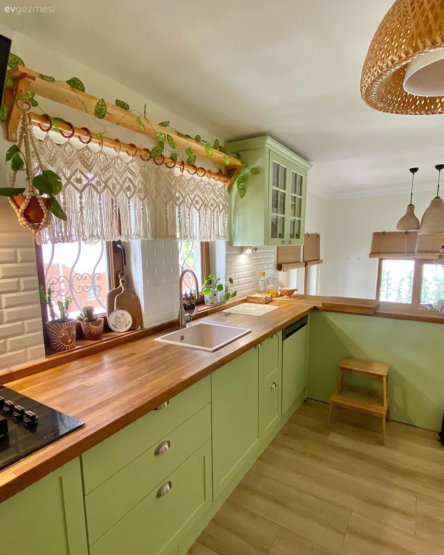 Mutfak, Country, Country mutfak, Yeşil, Ahşap mutfak tezgahı, Mutfak tezgahı, Shaker kapaklı dolaplar, Mutfak perdesi, Makrome perde, Hasır avize, Parke, Mutfak aksesuarları, Pencere önü eviye, Eviye 