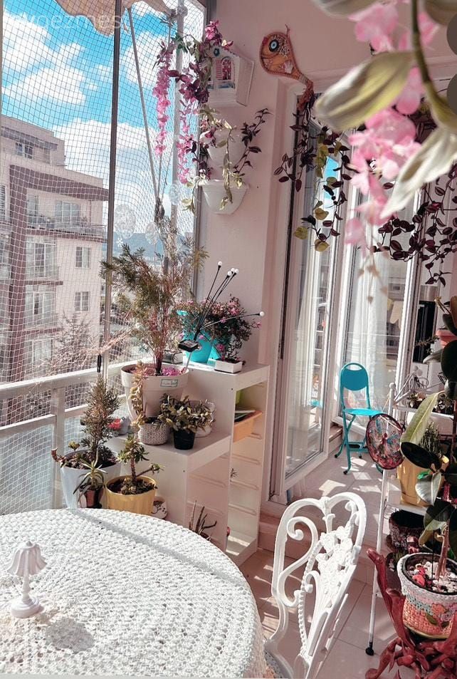 Bitkilerle Dolu Bu Balkon Apartmana Taşınmış Bir Bahçe Gibi!