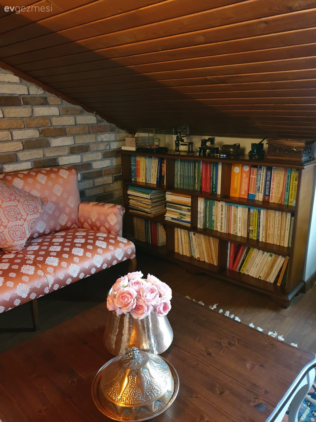 Çatı katı, Dubleks evler, Kahverengi, Tavan dekorasyon, Gri, Kırlent, Ev tekstili, Orta sehpa, Sehpa, Kitaplık, Taş duvar, Duvar dekorasyonu, Koltuk takımı, El dokuma halı, Halı, Vazo, Ev Aksesuar