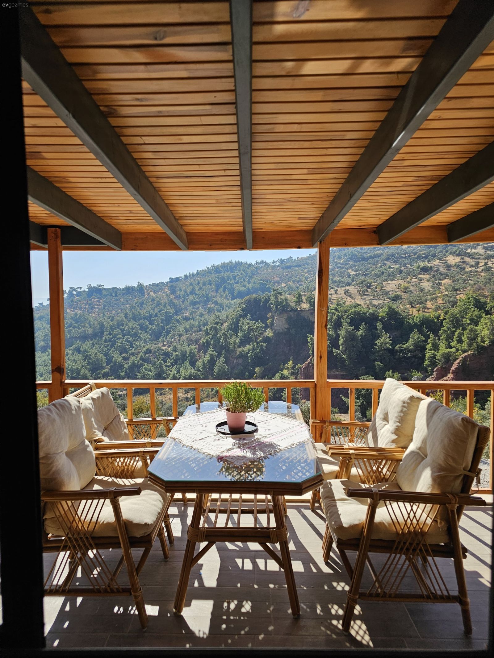 Dağ Köyünde Ahşabın Sıcak Sesi: Aydın'da İki Katlı Bir Köy Evi!