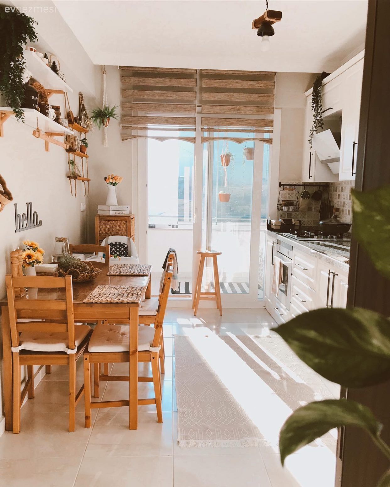 Mutfak, Bohem Dekorasyon, Beyaz, Beyaz ve ahşap mutfak, Mutfak tezgahı, Mutfak tezgah arası, Tezgah arası seramik, Mutfak perdesi, Sandalye, Mutfak masası, Mutfak rafı, Mutfak aksesuarları, Dekoratif Objeler