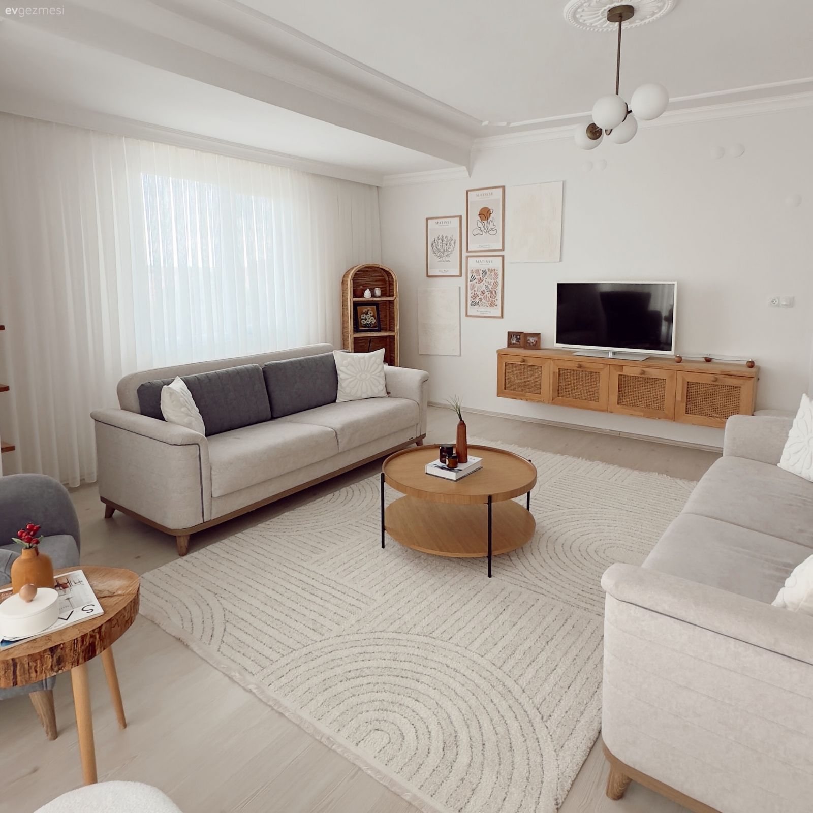 Salon, Modern, Krem, Bej, Gri, Tv ünitesi, Tv ünitesi aksesuarları, Ev Aksesuar, Tül perde, Perde, Koltuk takımı, Orta sehpa, Sehpa, Halı, Salon halısı, Ahşap Mobilya, Dekoratif Objeler, Avize, Aydınlatma, Salon avizesi