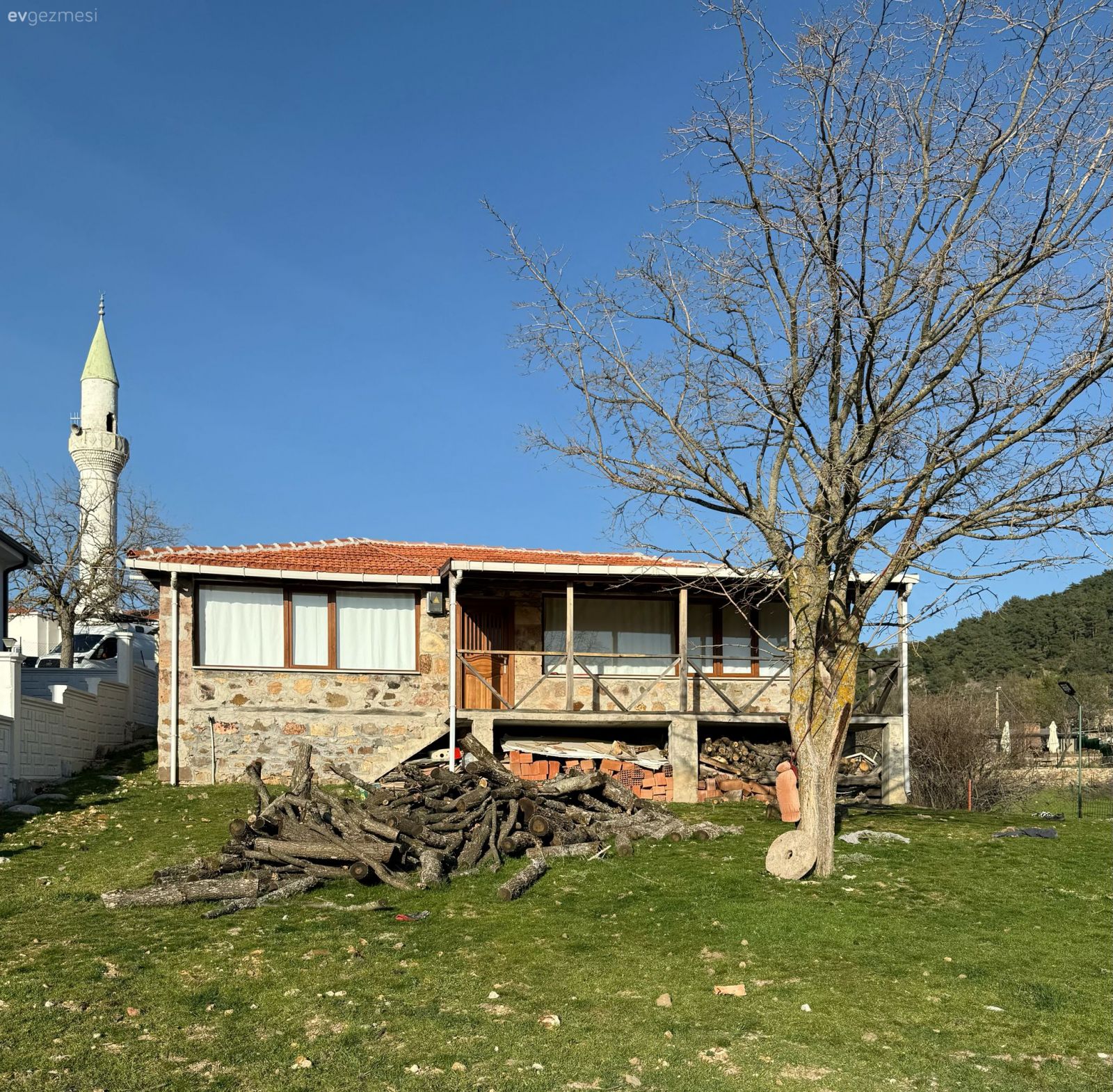 Çanakkale'deki Bu Köy Evi 1+1 Ama Her Alanı Oldukça Geniş