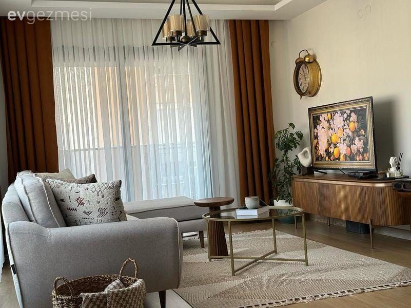 Salon, Bohem Dekorasyon, Gri, Bej, Turuncu, Beyaz, Ahşap Mobilya, Fon perde, Perde, Tül perde, Tv ünitesi, Tv ünitesi aksesuarları, Ev Aksesuar, Köşe koltuk, Koltuk takımı, Orta sehpa, Sehpa, Avize, Aydınlatma, Halı, Salon halısı, Dekoratif Objeler, Saksı