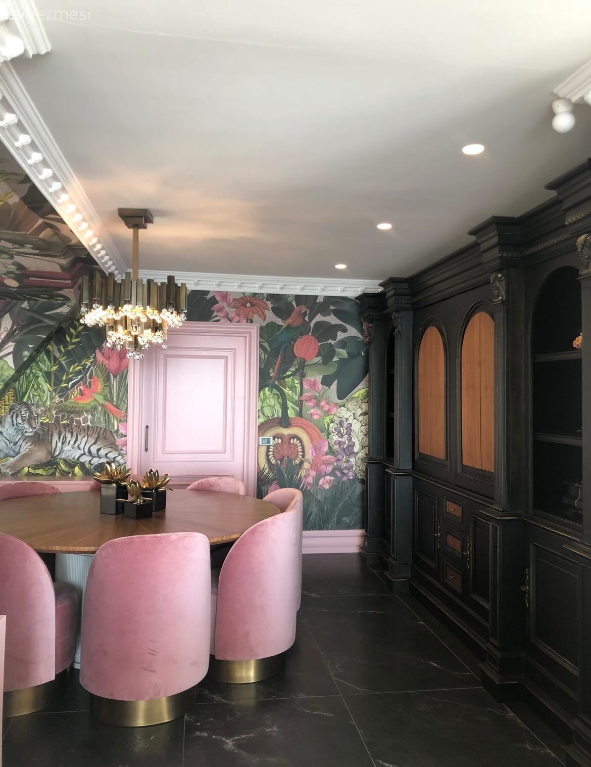 Yemek Odası, Beyaz, Siyah, Pudra pembe, Altın, Çiçekli desen, Desenler, Vitrin, Klasik, Sandalye, Yemek masası, Ahşap masa, Avize, Aydınlatma, Yemek odası avizesi, Spot aydınlatma