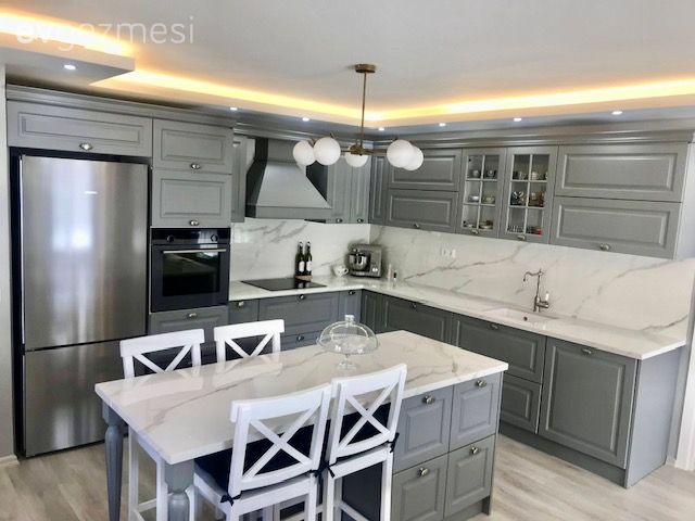 Mutfak, Amerikan Mutfak, Açık konsept yaşam alanı, Gri, Gri mutfak, Beyaz, Ada mutfak, Mutfak tezgahı, Mutfak tezgah arası, Porselen tezgah, Ankastre, Mutfak aksesuarları, Mutfak Avize Modelleri, Sandalye, Parke