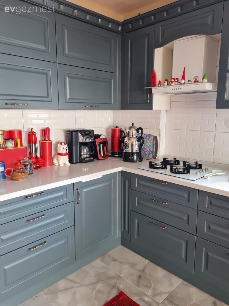 Gri mutfak, Shaker kapaklı dolaplar, Mutfak, Kırmızı, Beyaz, Gri, Mutfak tezgahı, Mutfak tezgah arası, Tezgah arası seramik, Davlumbaz