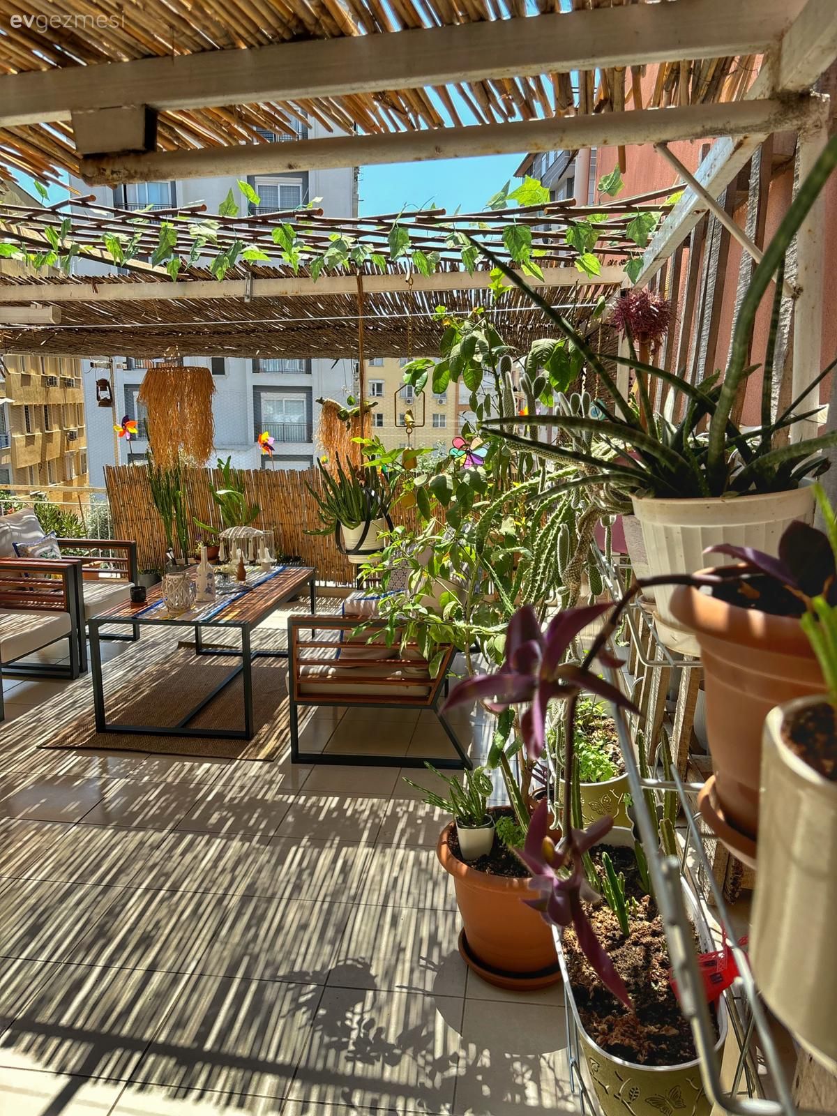 Apartmana Bağlı Bu Antalya Terasında Bali Esintileri Hakim